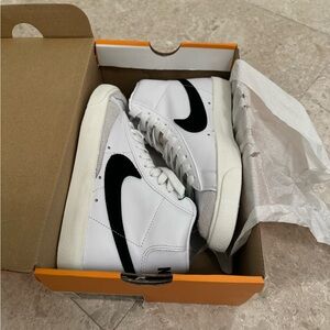 COPY - NWT Nike Blazer Mid 77